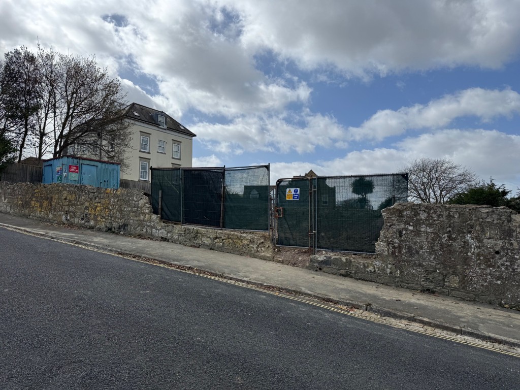 Lot: 57 - FREEHOLD DEVELOPMENT SITE WITH PLANNING FOR TWO DETACHED HOMES - View from road